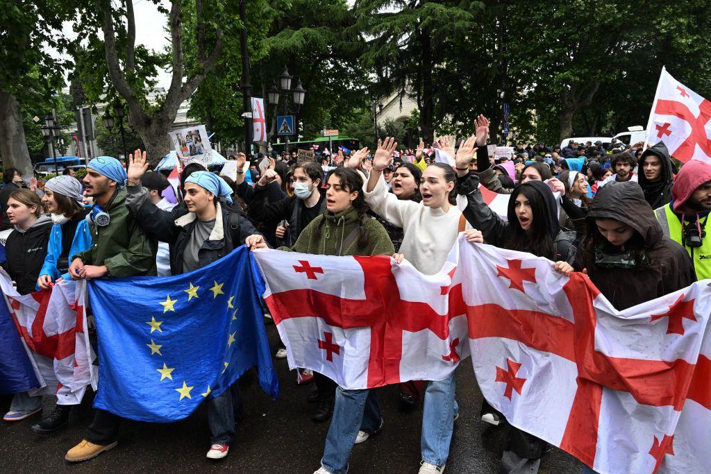 Los manifestantes contra la "ley rusa" exhiben las banderas de la UE y Georgia.