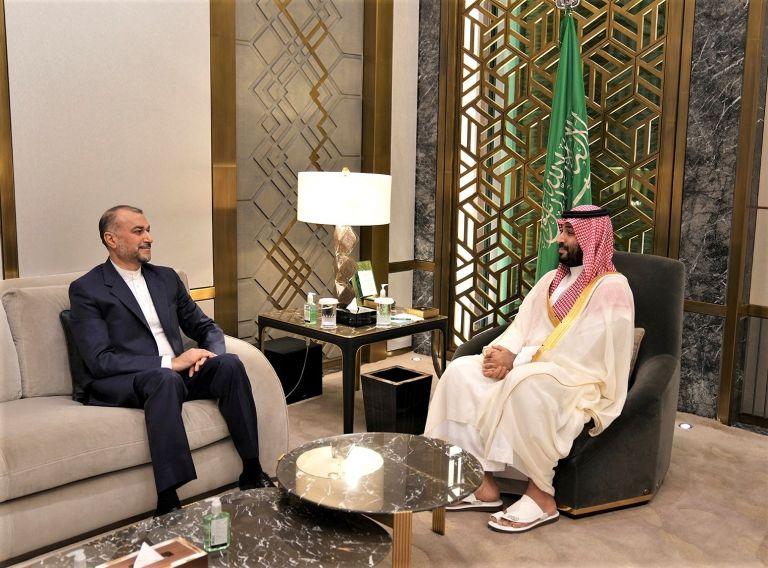 محمد بن سلمان (يمين) 