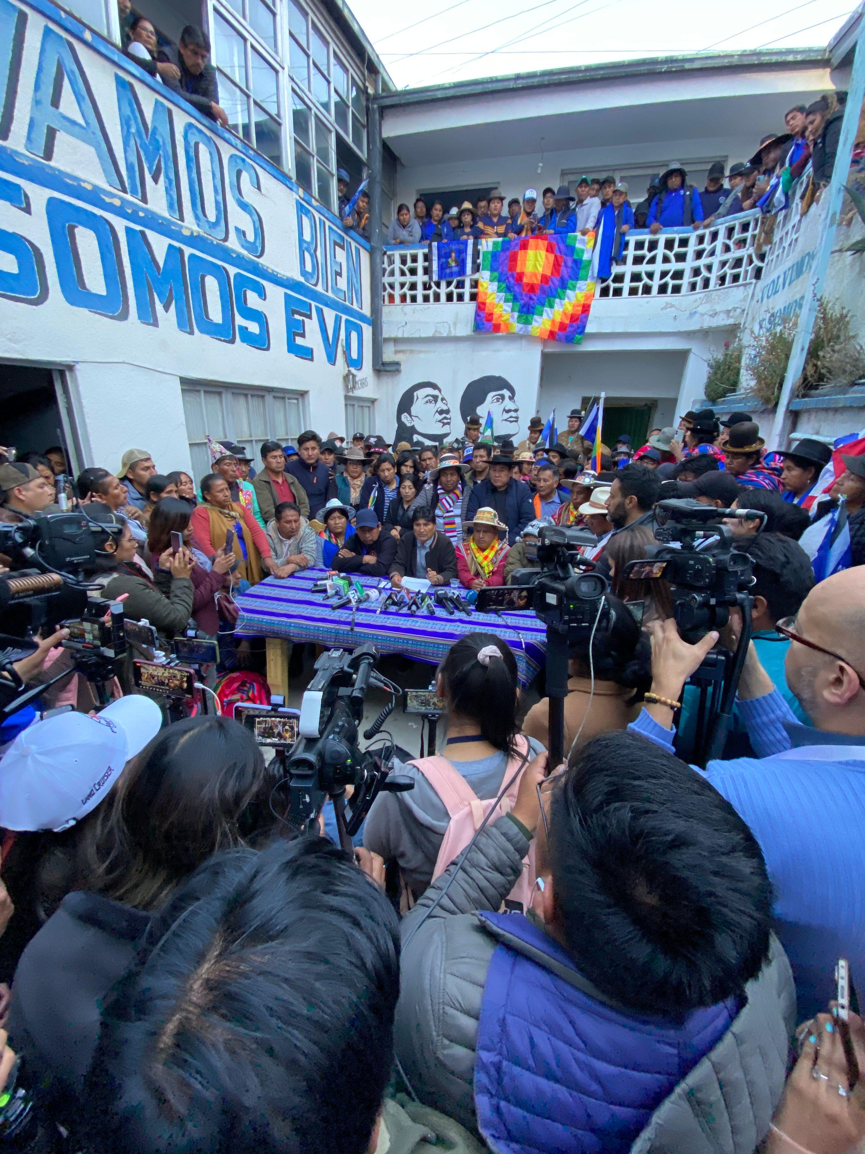 El expresidente Evo Morales concediendo una rueda de prensa en la sede del MAS en la Paz. 