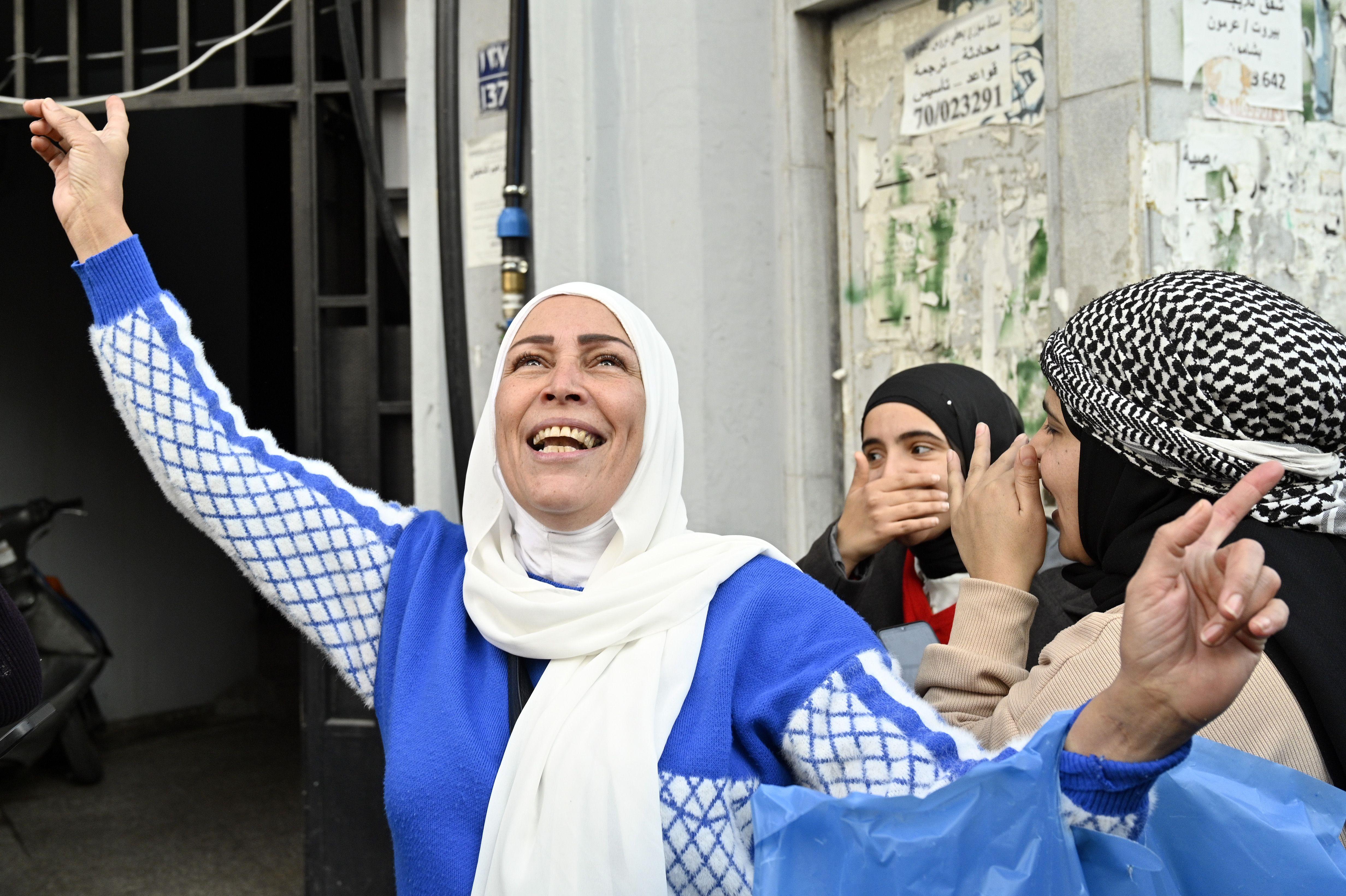 Mujeres celebran la toma rebelde de la capital siria, en Beirut, Líbano.