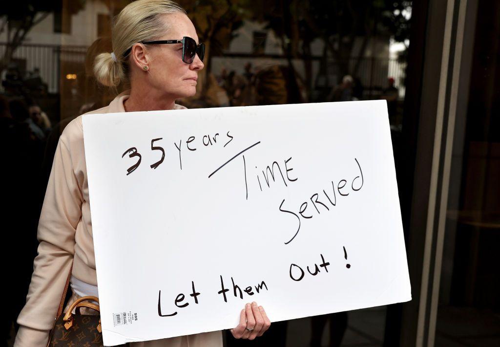 Mujer sostiene un cartel con el que reivindica que los hermanos Lyle y Erik Menéndez llevan 35 años en prisión y exige su liberación, el 17 de octubre de 2024, en Los Ángeles, California, Estados Unidos.