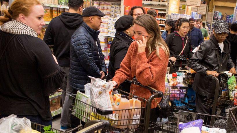 Personas con cara de preocupación en un supermercado estadounidense. 