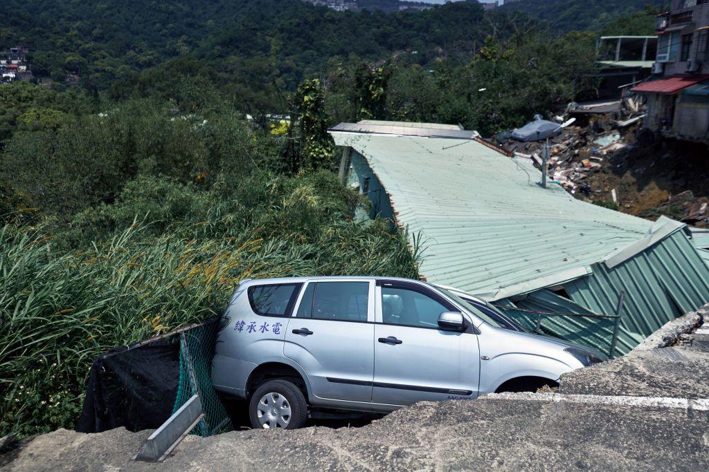 Carro en medio de escombros