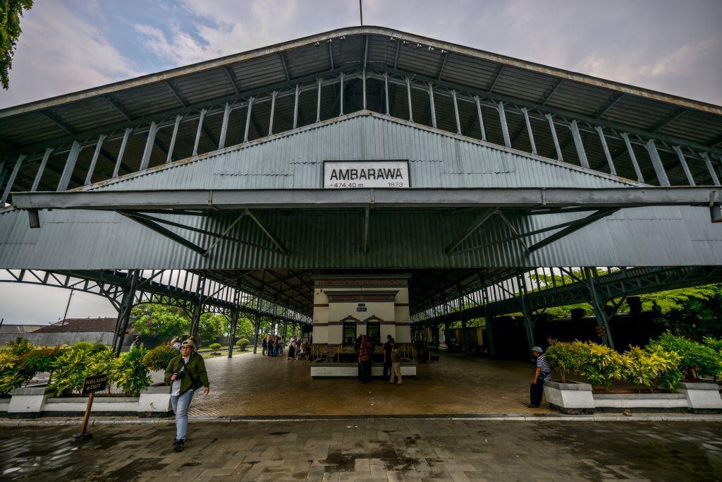 Dalam foto yang diambil pada 25 September 2024 ini, wisatawan menunggu kedatangan kereta uap wisata di stasiun Ambarawa, yang sebelumnya dikenal sebagai stasiun Willem I, di Ambarawa, Jawa Tengah.