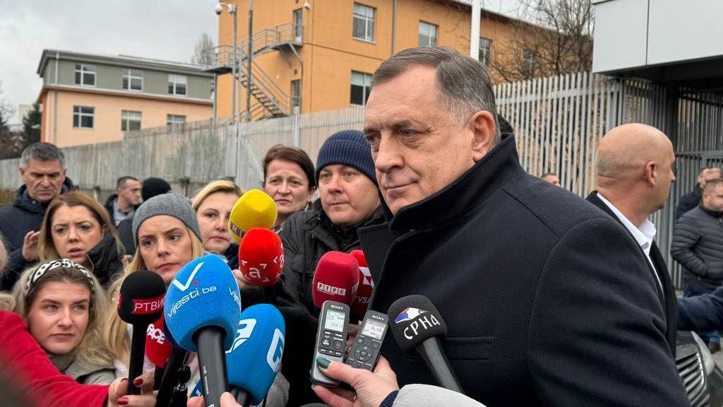 Dodik ispred suda, posle jednog od ročišta