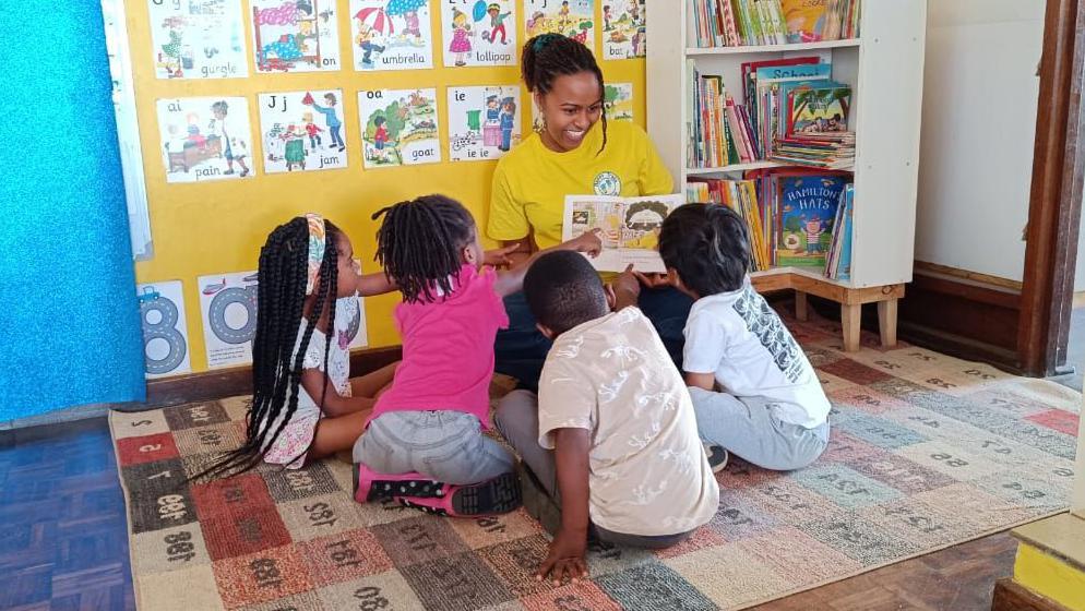 Professora lendo livro para crianças