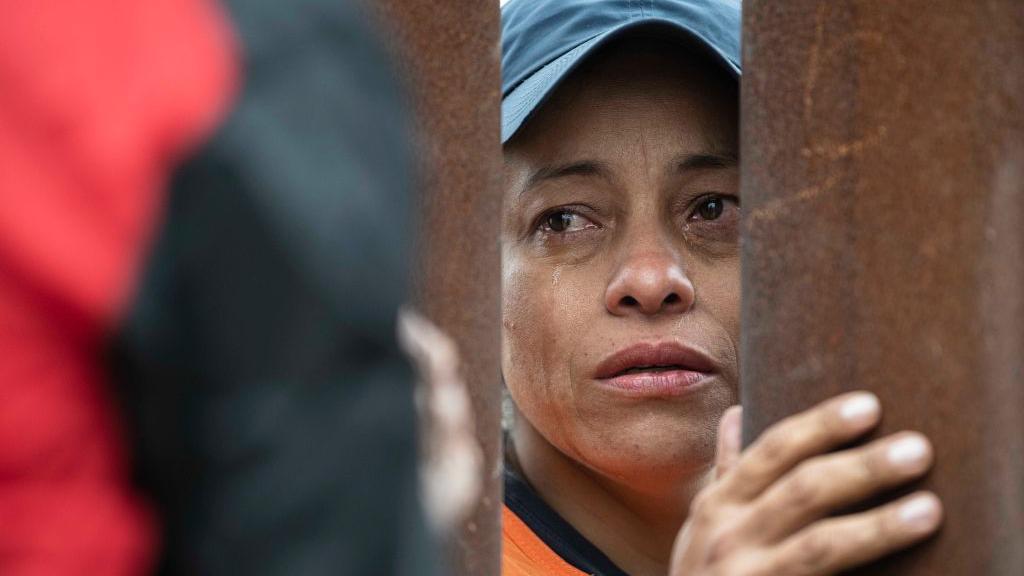 Mujer migrante en la frontera entre Estados Unidos y México.