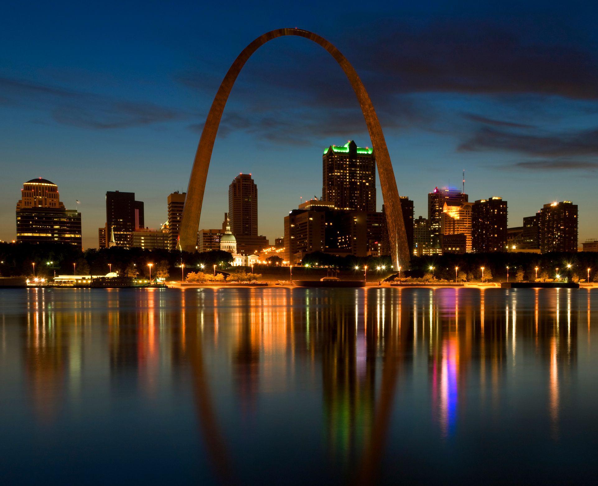 Vista da cidade de St. Louis com o emblemático arco