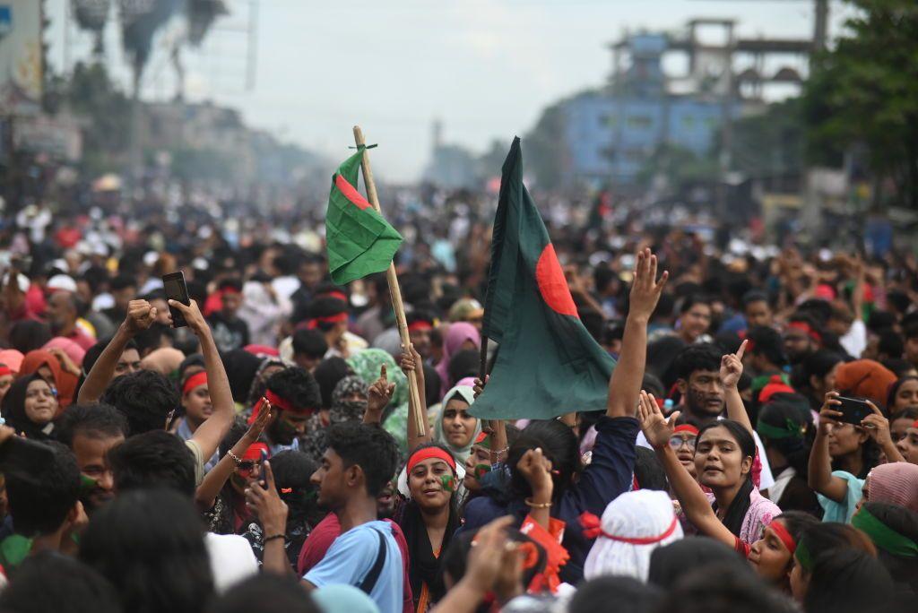 Manifestantes colmando una calle de Daca.