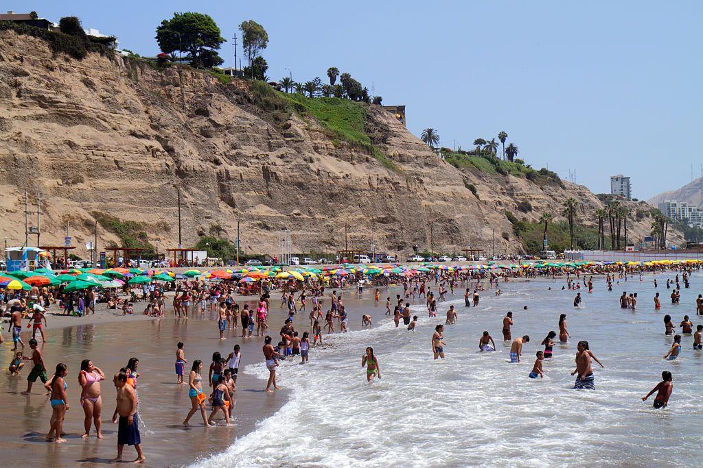 Multitud de bañistas en la playa de Los Yuyos, en Lima
