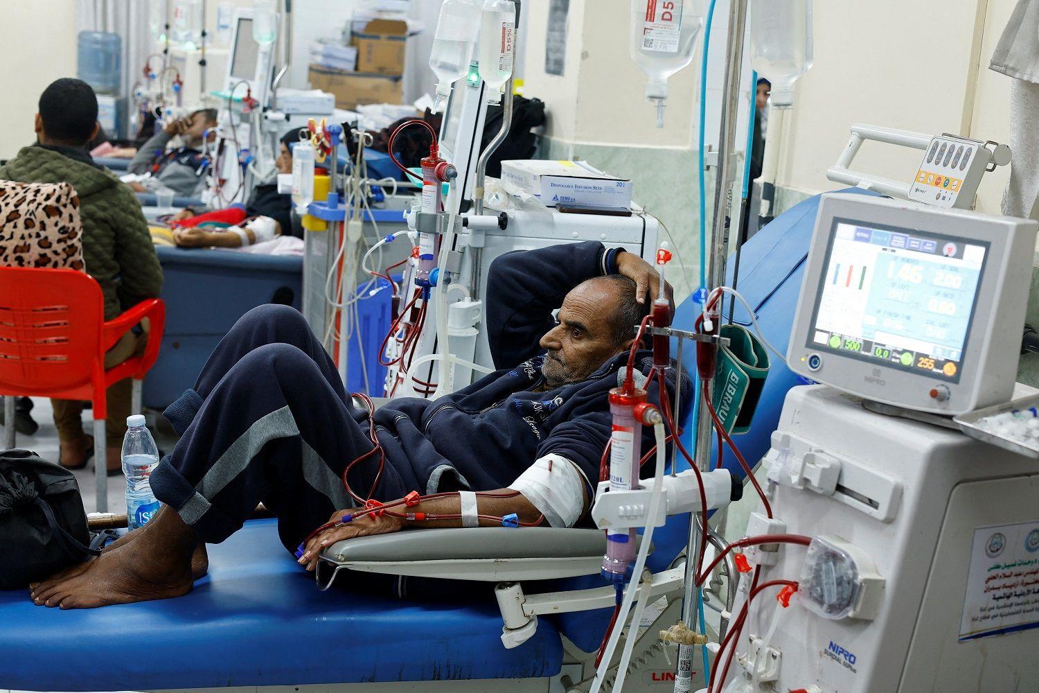 شخص يجري غسيل كلى في أحد المستشفيات في غزة