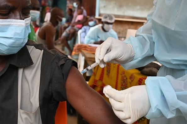 Indivíduo sendo vacinado contra o ebola
