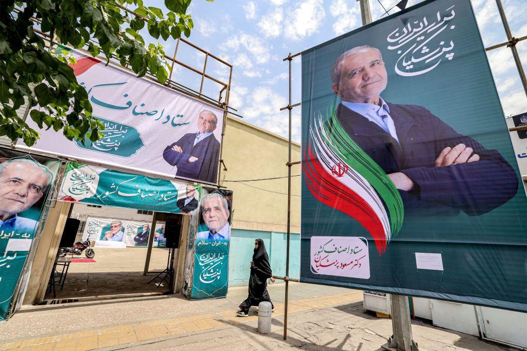 ملصقات للمرشح الإصلاحي إلى الانتخابات الرئاسية الإيرانية مسعود بزشكيان 