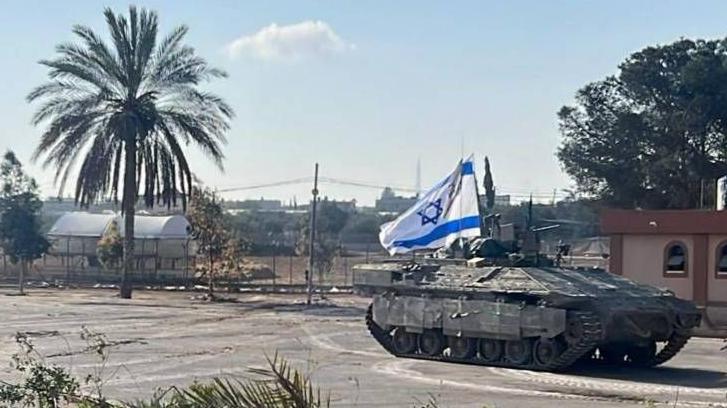 Vehículos militares israelíes operan en el lado gazatí del cruce de Rafah.