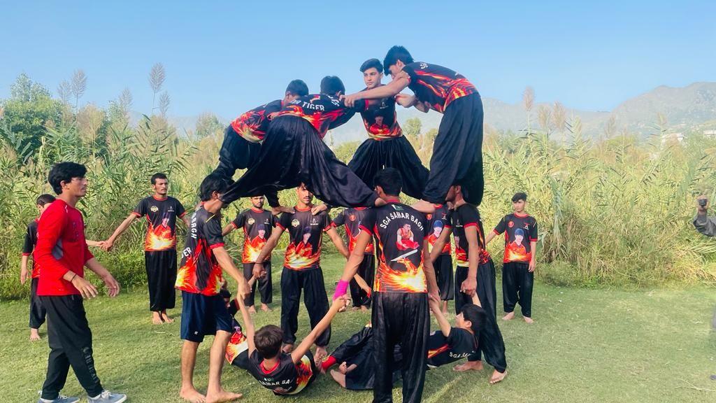 ثمر باغ کے نوجوان جمناسٹس