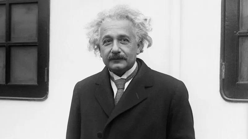 Albert Einstein, um homem branco idoso de bigode