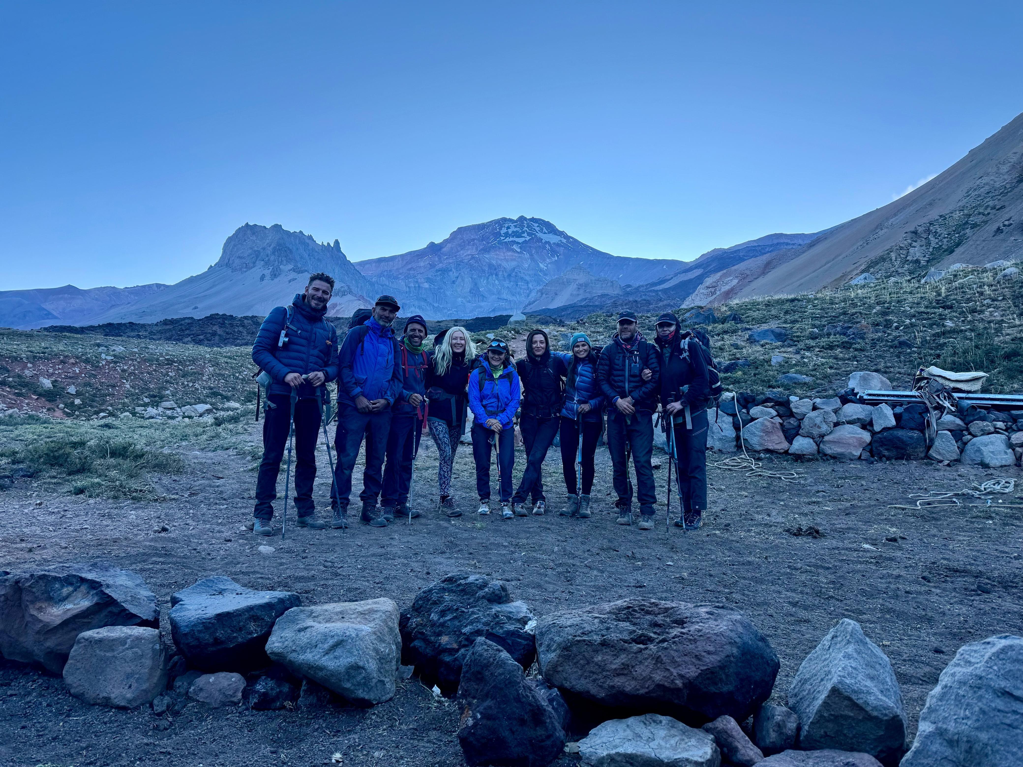 Las 9 personas que formaban parte de la expedición en la montaña.