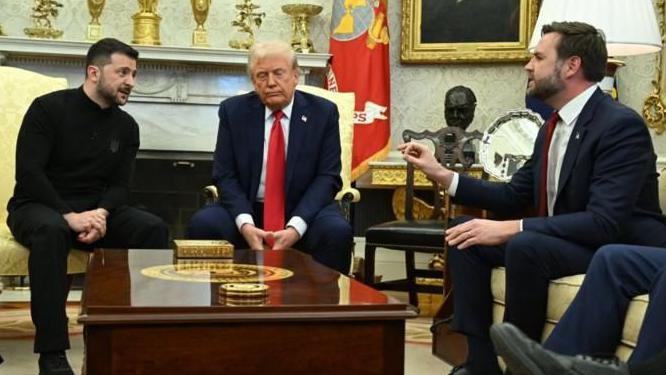 Zelensky, Trump y Vance en la reunión en la Oficina Oval el viernes.