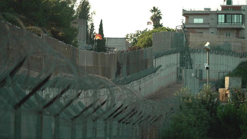 Metula kasabasından geçen sınır hattı 