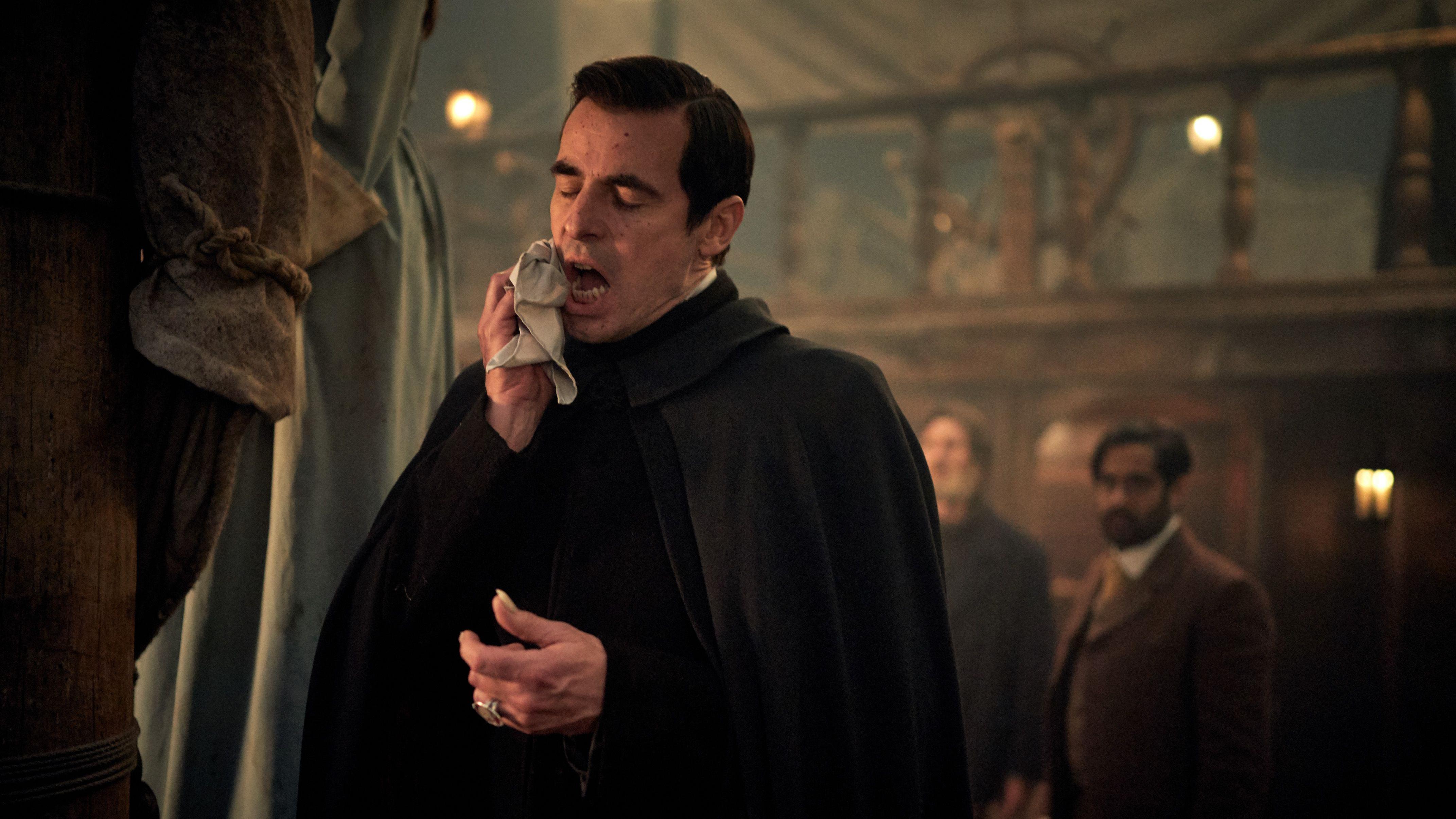 Claes Bang como Dracula limpando a boca