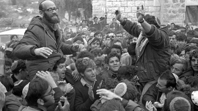 الحاخام الصهيوني المتشدد دينيا موشيه لفينغر (يسار) يحتفل بمستوطنة جديدة في الضفة الغربية في السبعينيات