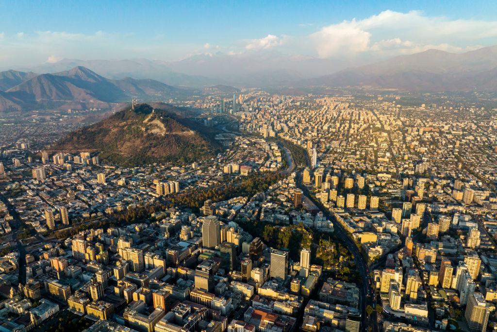 Şili'nin başkenti Santiago şehri yukarıdan görünümü