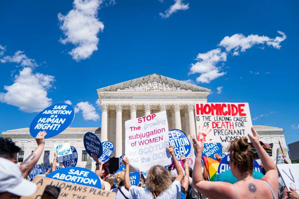 Defensores do direito ao aborto protestam em frente ao Supremo Tribunal dos EUA