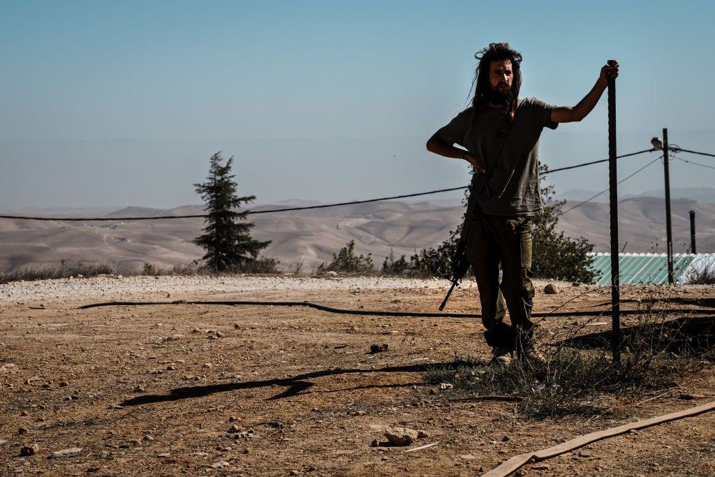 مستوطن إسرائيلي من مستوطنة متسبيه يائير، القريبة من بلدة سوسيا بالضفة الغربية المحتلة