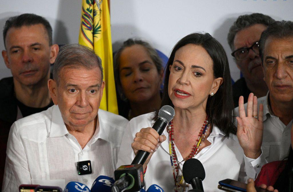 Edmundo González e María Corina Machado falam em frente a microfones de imprensa, numa entrevista coletiva