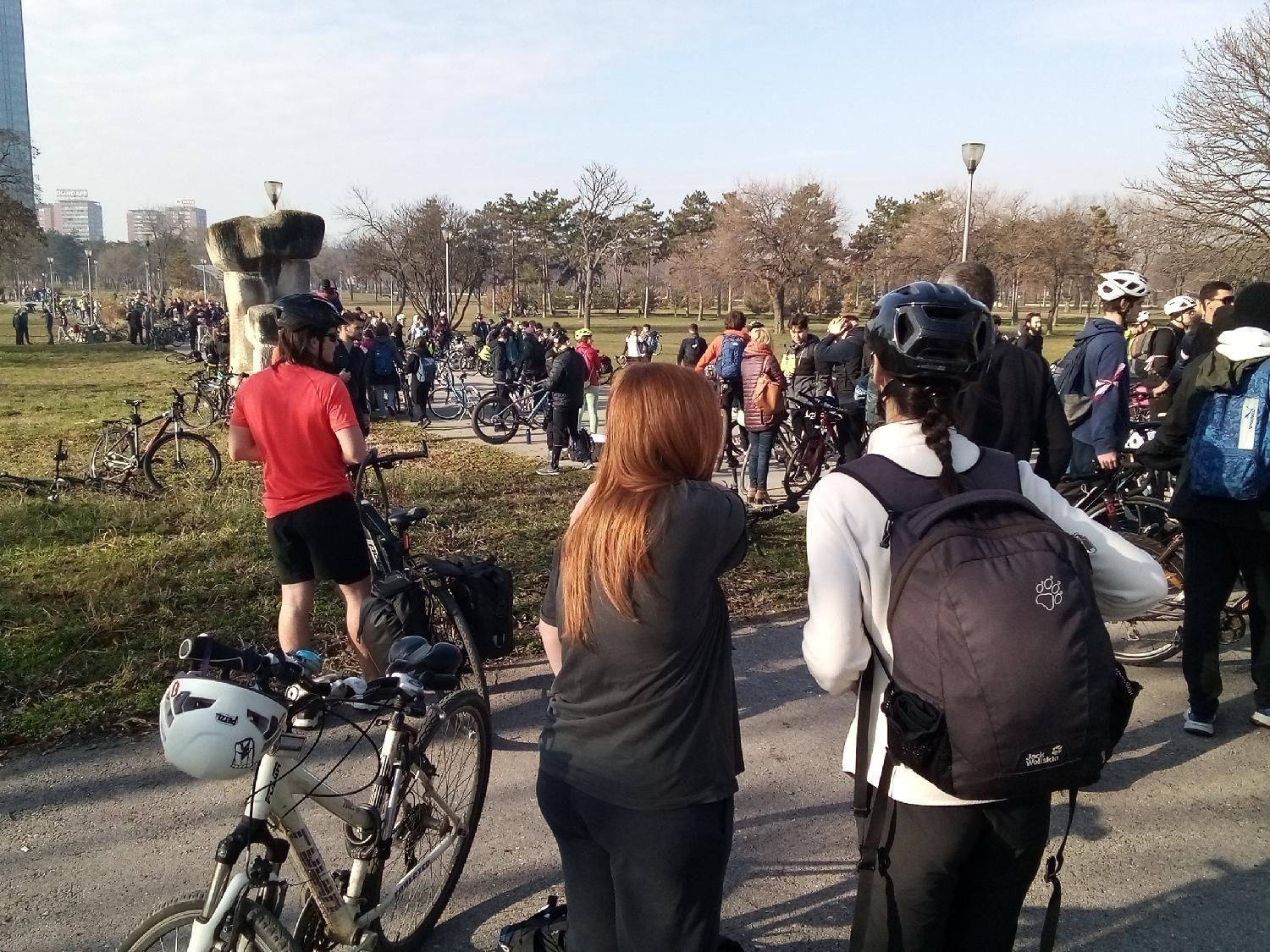 'Smrzli smo se, ali idemo do kraja': Studenti peške iz Inđije, na biciklima iz Beograda ka Novom Sadu 2 Studenti u grupi na biciklima kreću za Novi Sad iz Beograda
