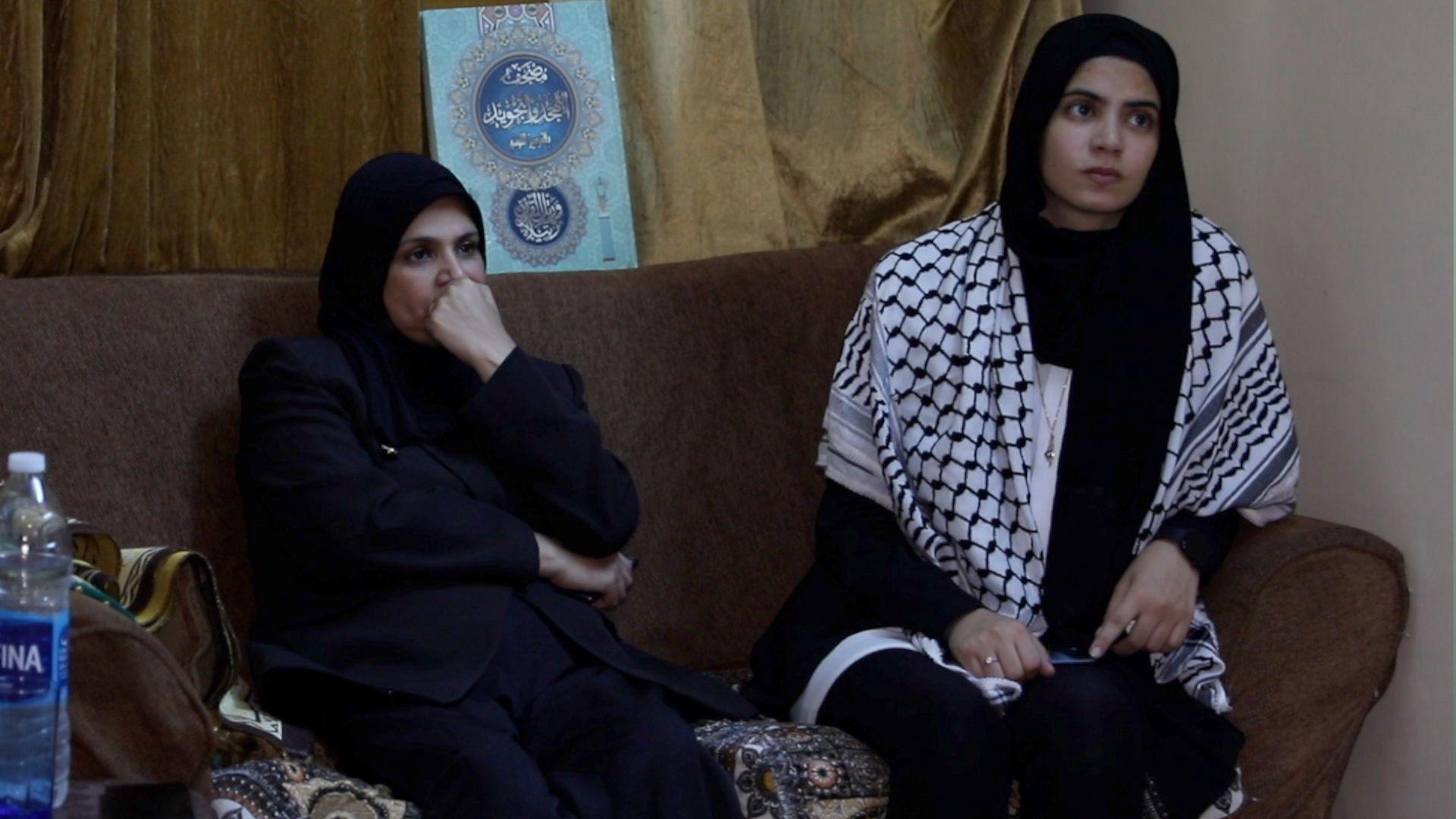 تتابع زينب ووالدتها يوميا أحداث الحرب على قطاع غزة عبر التلفاز