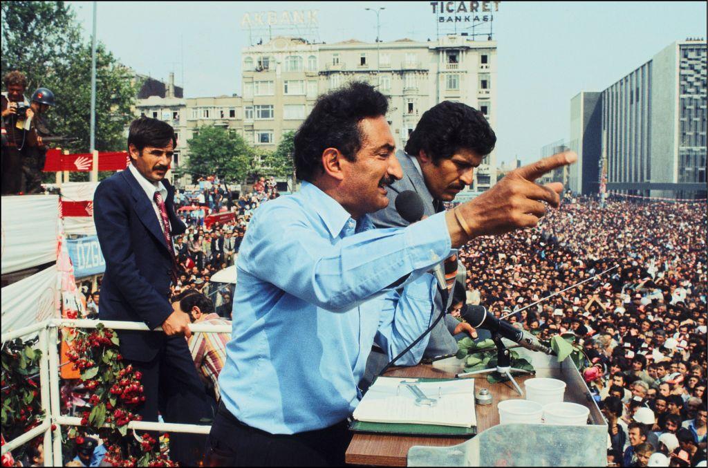 Ecevit, 1979 yılında Taksim Meydanı'nda konuşma yaparken 