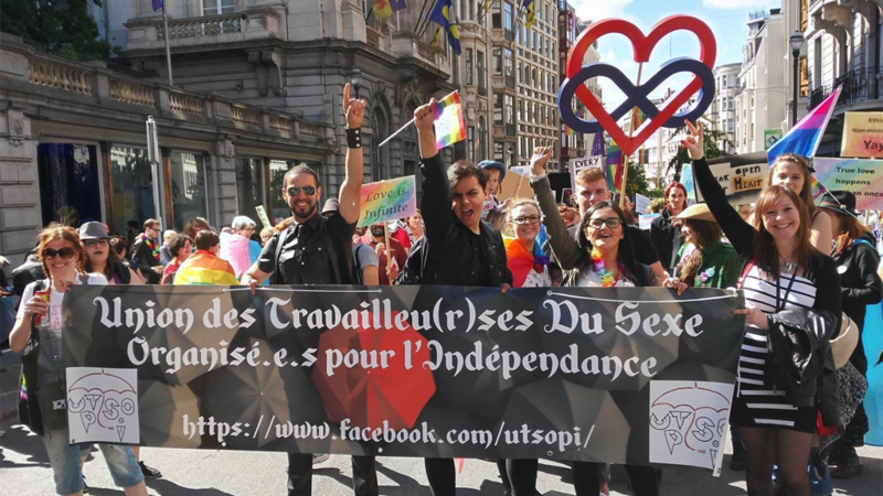 Un grupo de hombres y mujeres protesta en las calles de Bélgica 