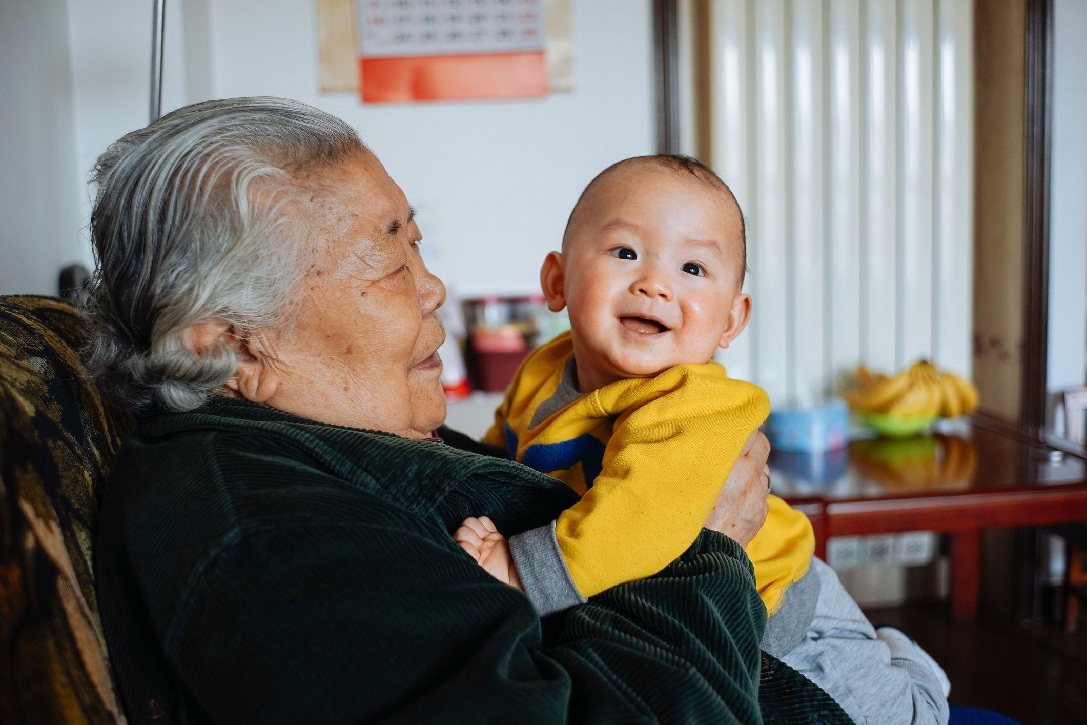 Bebé y anciana china