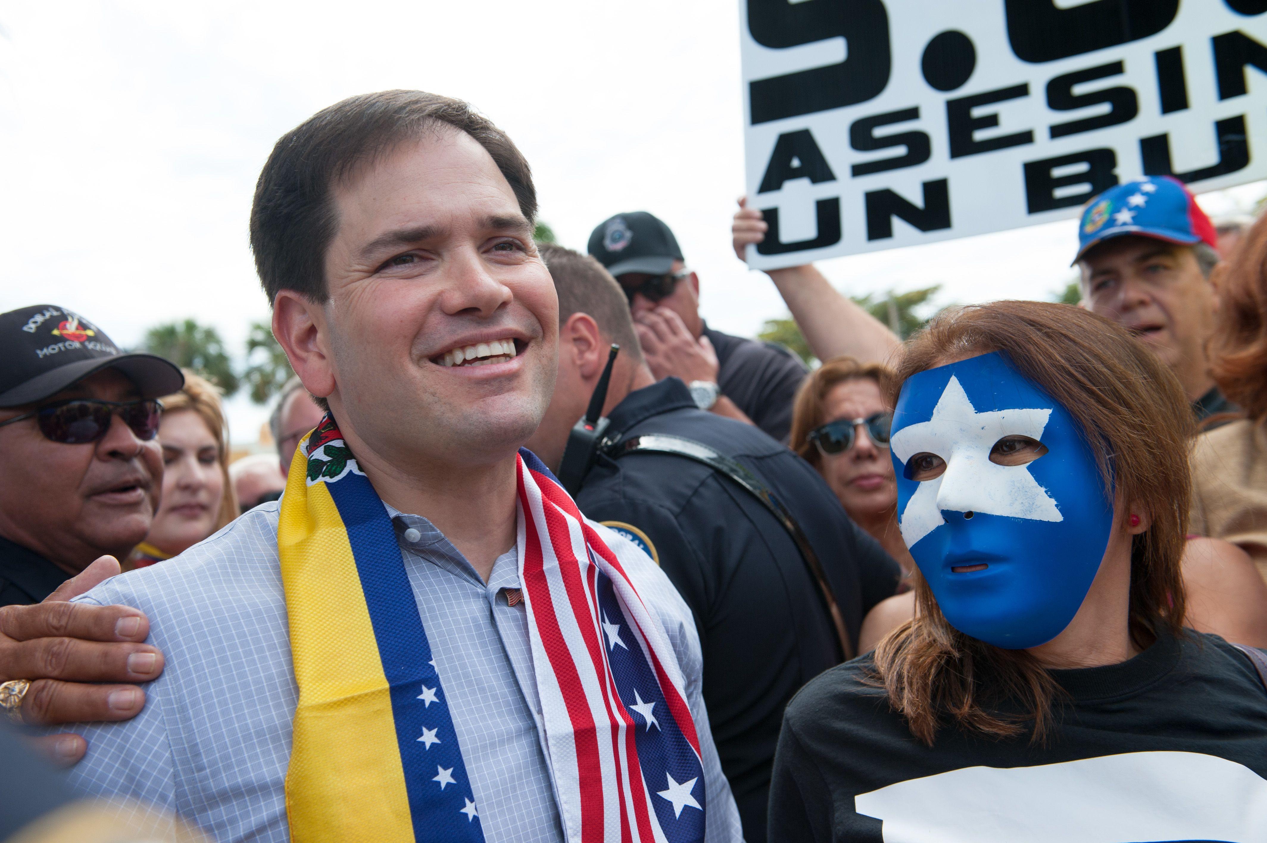 Marco Rubio con las banderas de Venezuela y EE.UU.