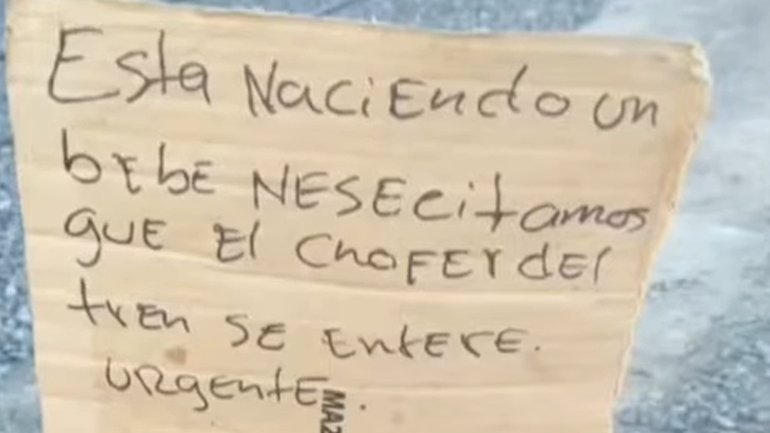 La pareja de Johandri intentó avisarle al conductor del tren sobre el parto para que se detuviera. 