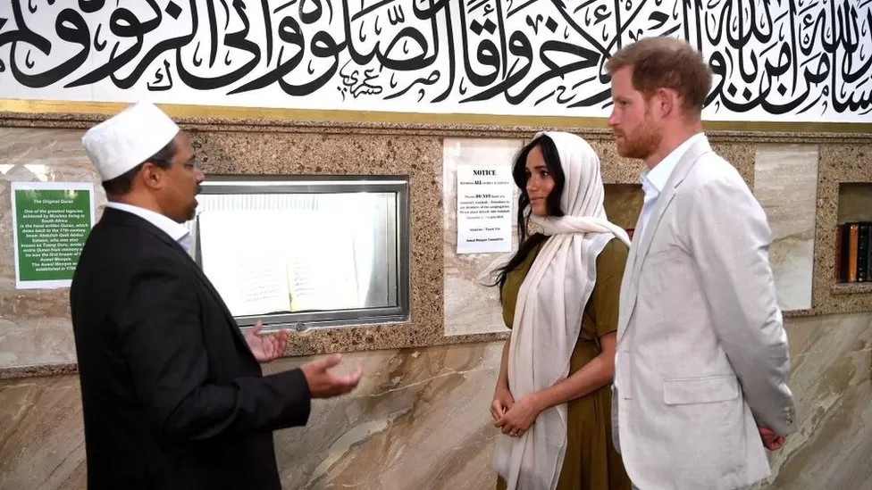 Pangeran Harry dan istrinya Meghan Markle mengunjungi Masjid Auwal yang bersejarah di Cape Town pada 2019