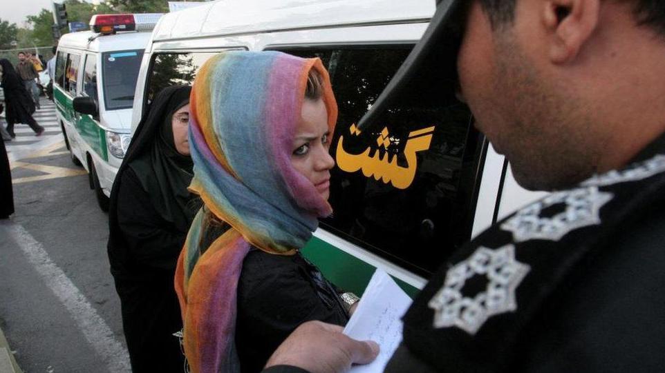 شرطة الأخلاق تستوقف نساء إيرانيات