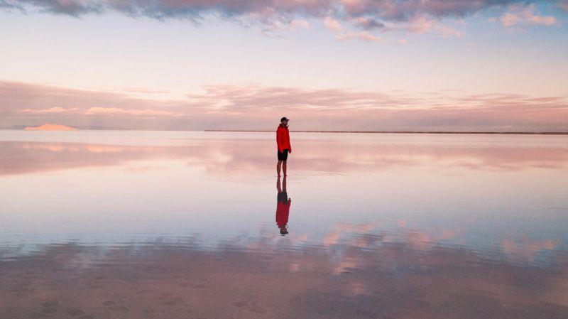 Imagen de una persona caminando en una playa.