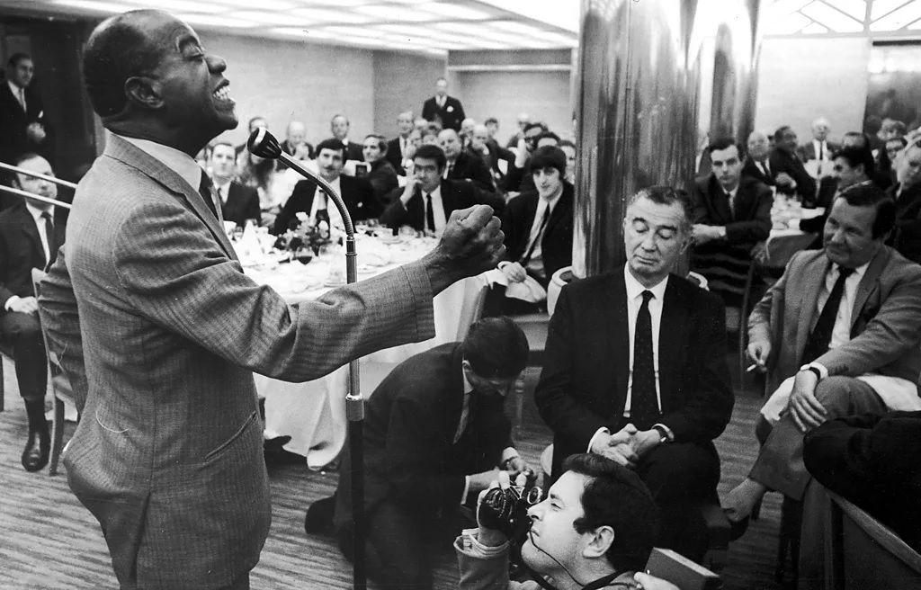 Louis Armstrong mantinha especial considerao pelas gravaes feitas durante sua turn britnica. Na foto, ele se apresenta no hotel Savoy, em Londres, em 1968.