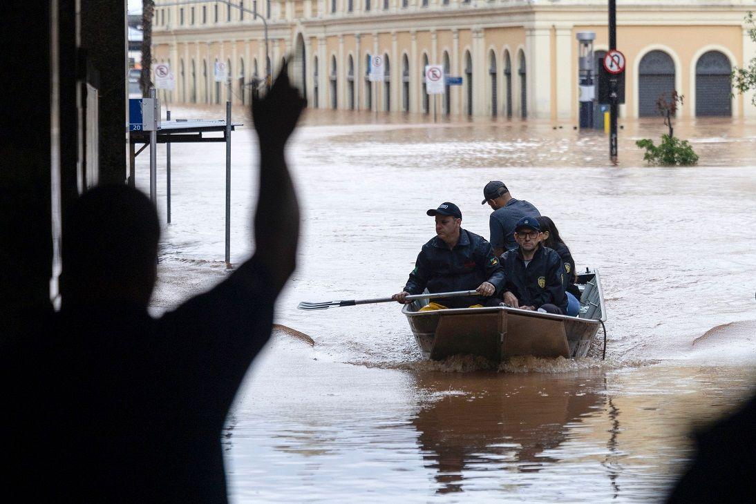 Pessoas em um barco em uma enchente