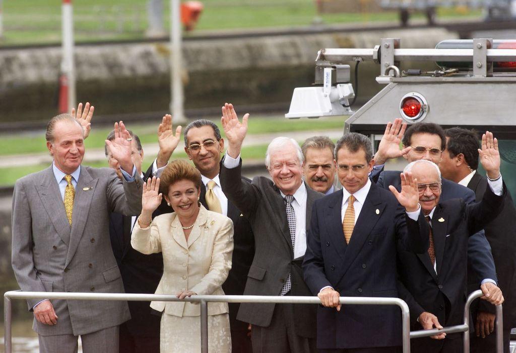 Presiden Panama saat itu, Mireya Moscoso, dan mantan presiden AS, Jimmy Carter, keduanya berada di tengah gambar, pada hari pemindahan terakhir.