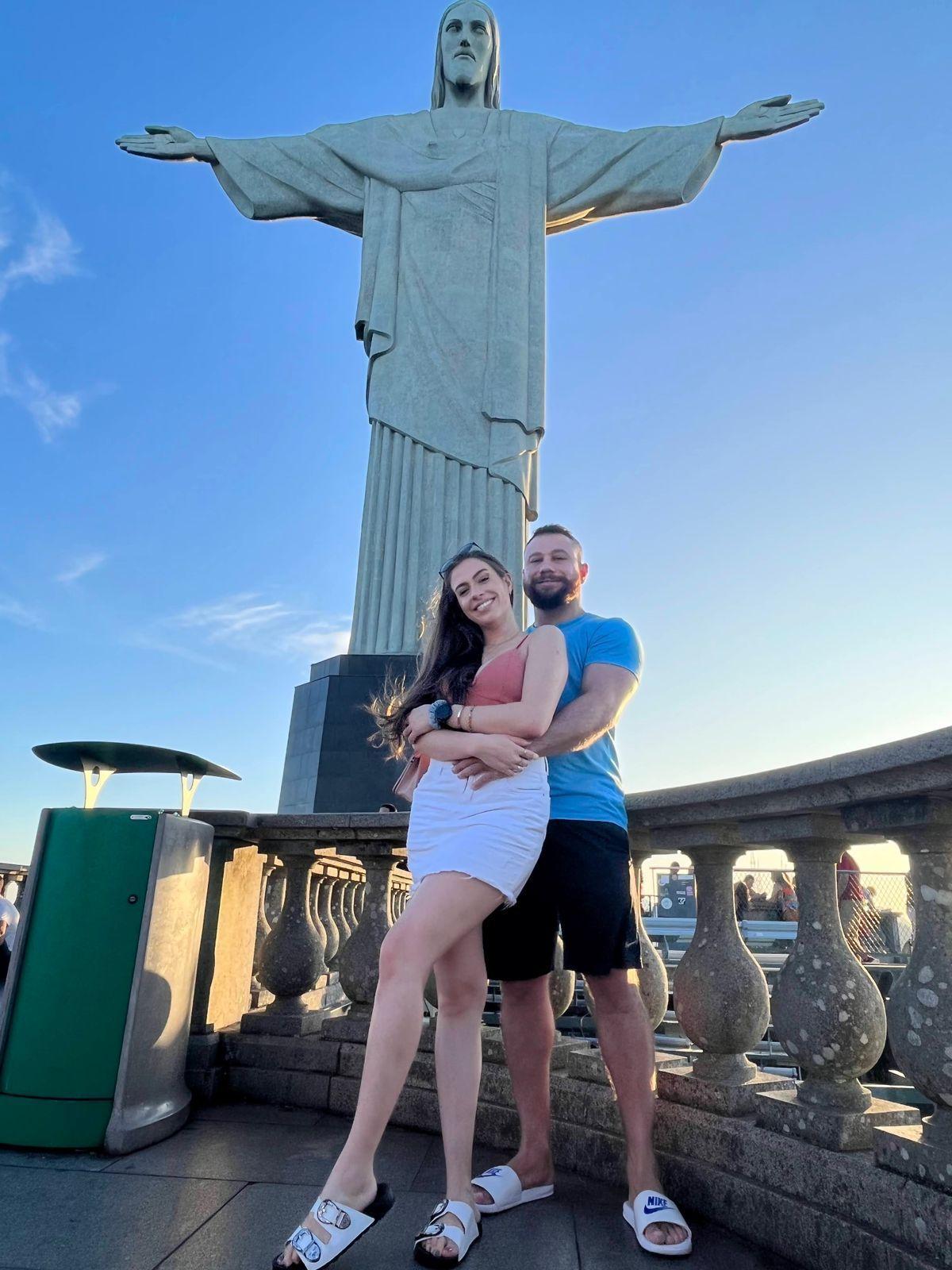 Amanda e o marido no Cristo Redentor