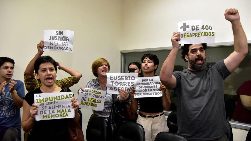 Activistas de derechos humanos festejaron la sentencia a Eusebio Torres. 