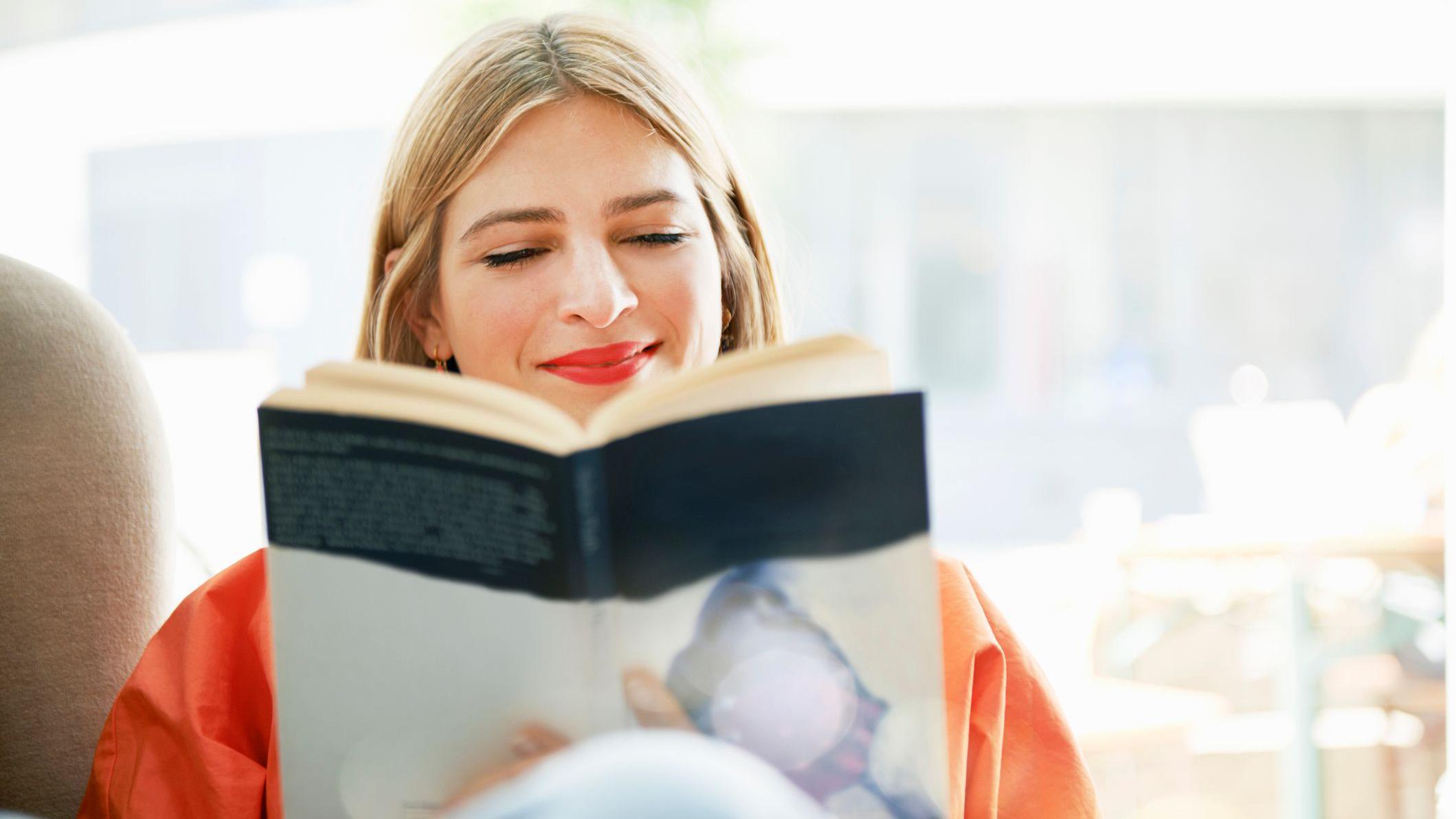 Mujer leyendo 