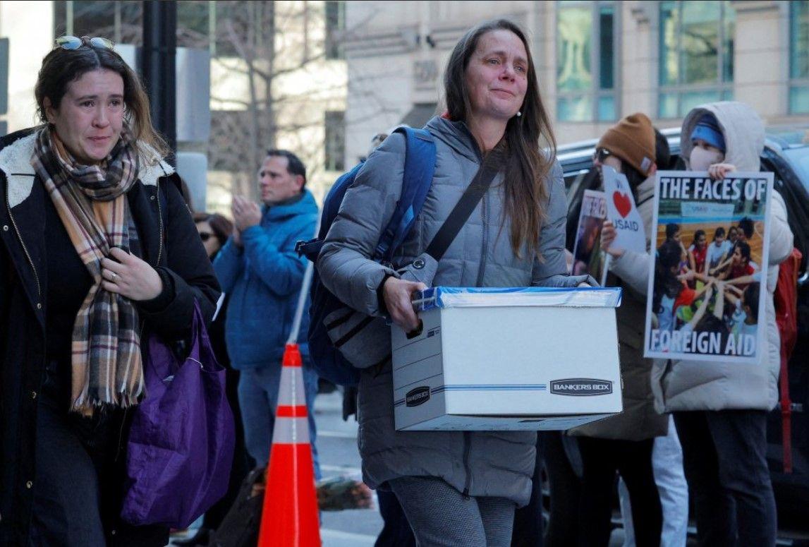 رد فعل موظفي الوكالة الأمريكية للتنمية الدولية (USAID) الذين تم فصلهم مؤخرًا وهم يغادرون العمل