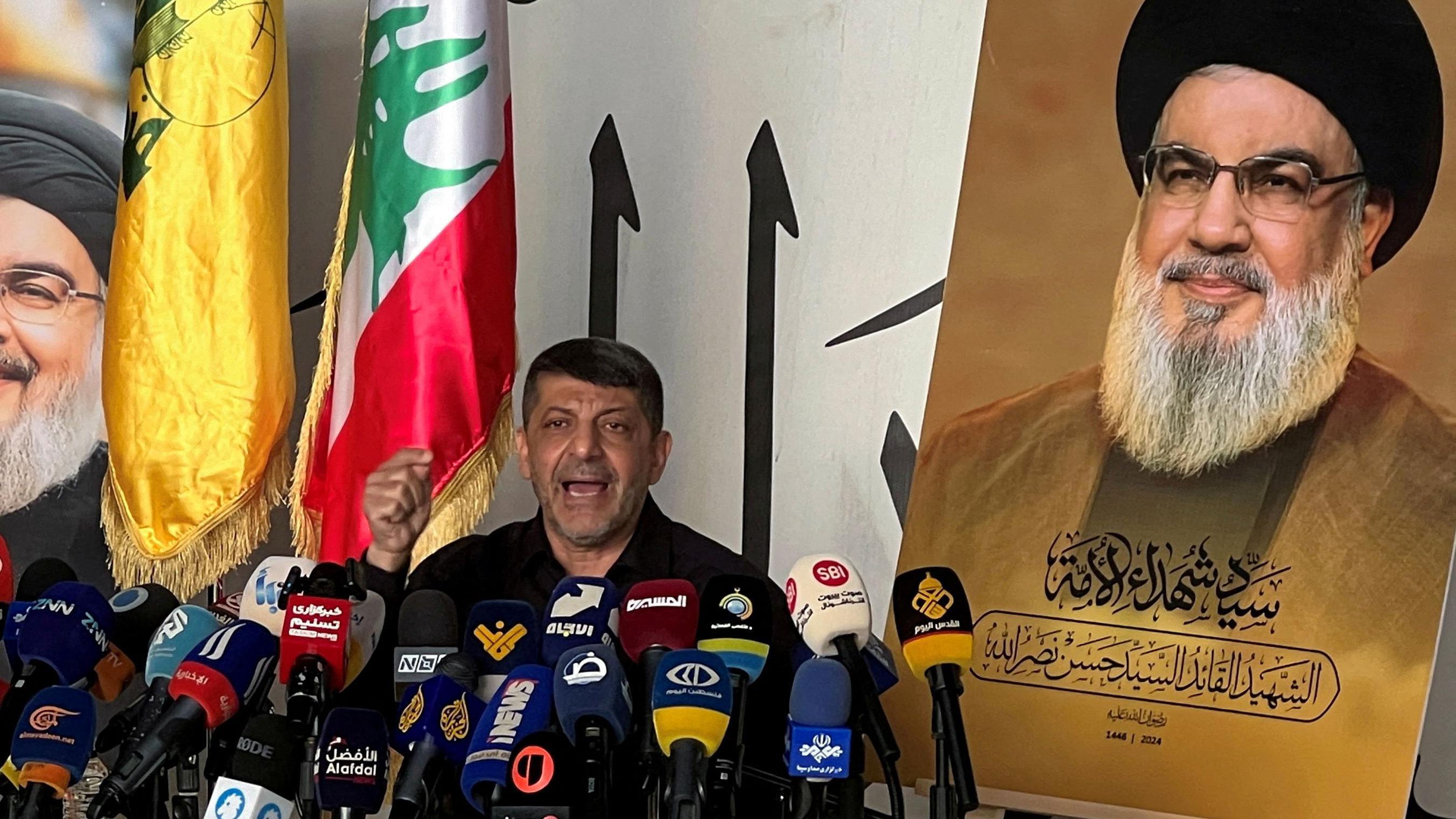 رئيس المكتب الإعلامي لحزب الله، محمد عفيف، يتحدث خلال مؤتمر صحفي في الضاحية الجنوبية لبيروت في لبنان