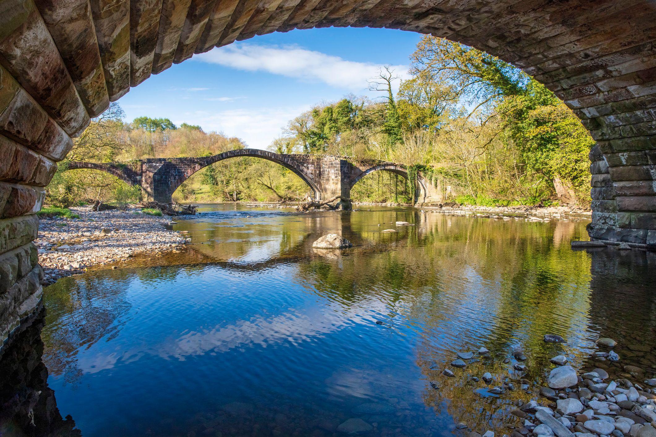 El puente de Cromwell, en el río Hodder, Lancashire, Inglaterra.