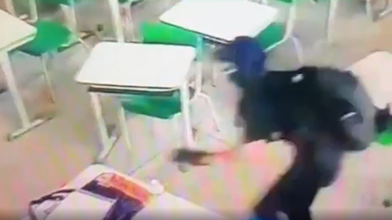Imagem de câmera de segurança mostra o aluno durante o ataque