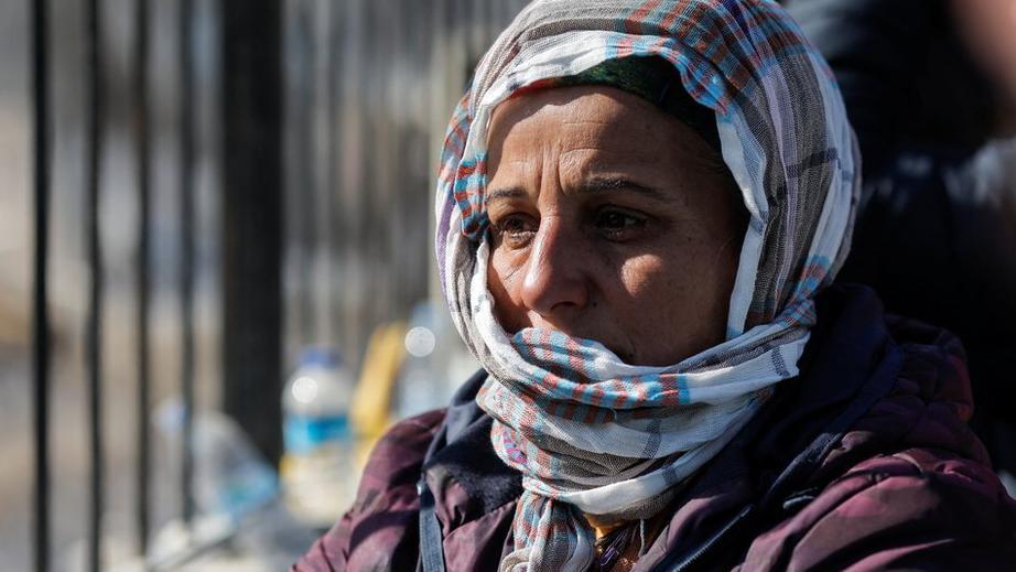 Antakya'da depremzede bir kadın 